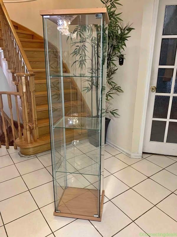 Four-sided glass display case, 40x35x163 cm