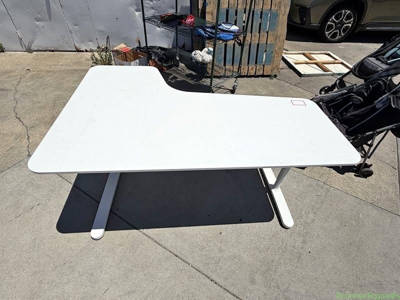 Free IKEA Bekant White Desk