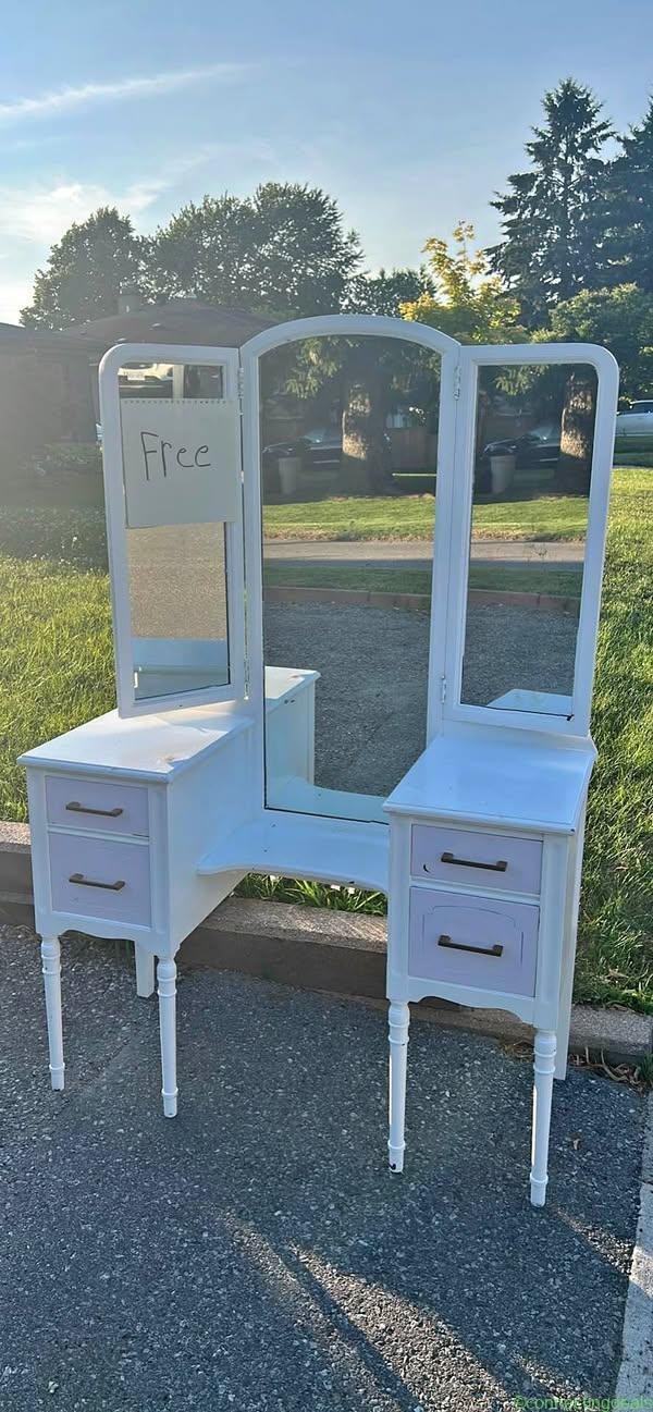 Free Vanities & Makeup Tables