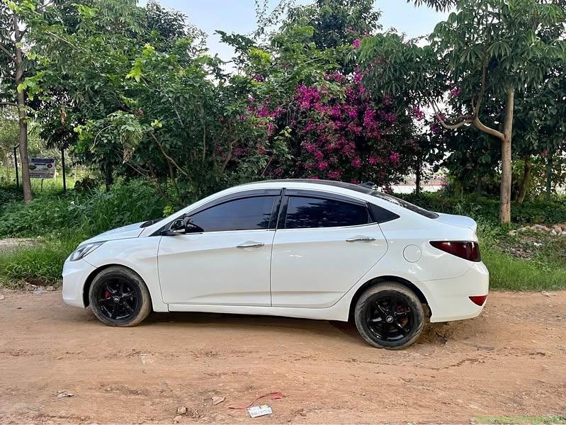 Hyundai fluid Veerna petrol + CNG