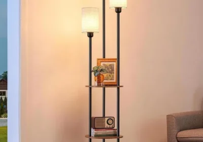 Free ad: Lámpara de pie EDISHINE para salón, lámpara LED con 3 bombillas, estante y pantalla de lino, base E27, bombillas incluidas, diseño moderno in Portugal. Lámpara de pie EDISHINE para salón, lámpara LED con 3 bombillas, estante y pantalla de lino, base E27, bombillas incluidas, diseño moderno in Portugal