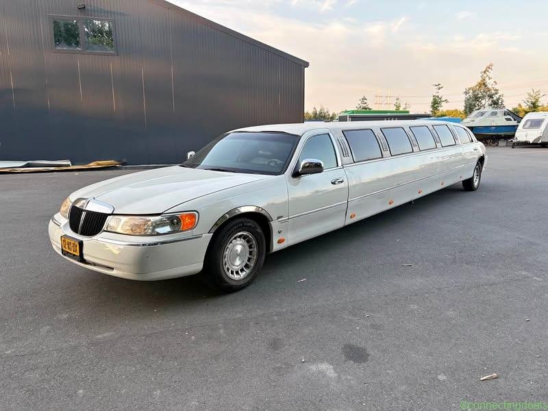 Lincoln town car 1999 limousine wit xxl bijna 11
