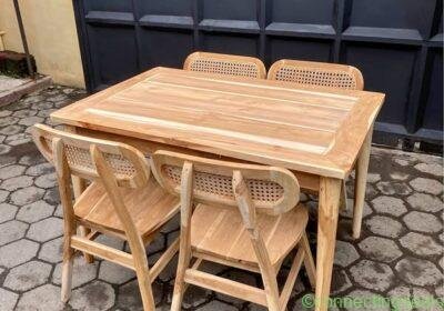 Free ad: Meja makan minimalis in Surabaya. Meja makan minimalis in Surabaya