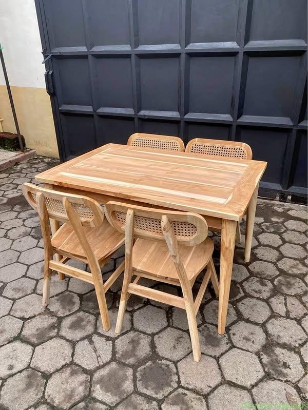 Meja makan minimalis