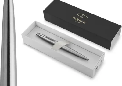 Free ad: Parker Jotter - Stylo à bille en acier inoxydable avec détails chromés - Pointe moyenne - Encre bleue - Emballage cadeau (45% de réduction) in Belgium. Parker Jotter - Stylo à bille en acier inoxydable avec détails chromés - Pointe moyenne - Encre bleue - Emballage cadeau (45% de réduction) in Belgium