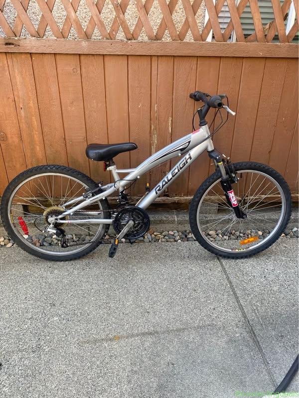 RALEIGH 24” KIDS BIKE
