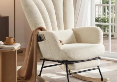 Free ad: Silla mecedora SONGMICS con reposapies extraíble, cojín, bolsillos laterales y patas de madera, tela suave in Portugal. Silla mecedora SONGMICS con reposapies extraíble, cojín, bolsillos laterales y patas de madera, tela suave in Portugal