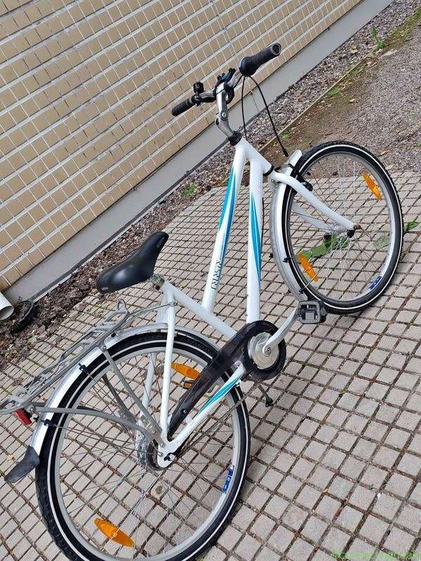 Unisex size 28 bicycle for sale.