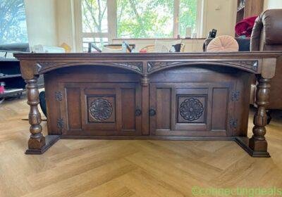 Vintage wooden bench in Glasgow
