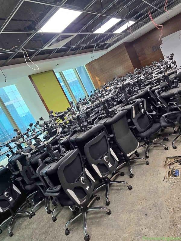 1 month old office revolving chairs