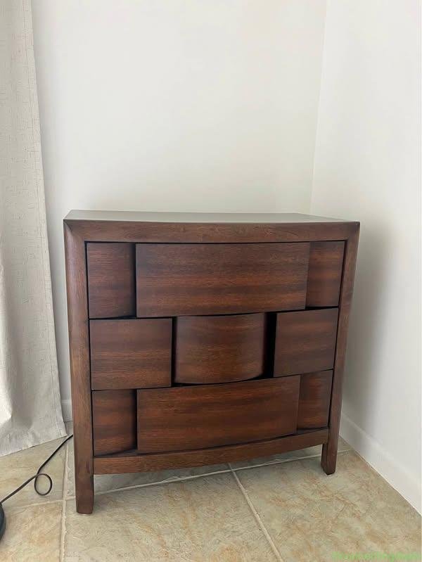 1 Nightstand