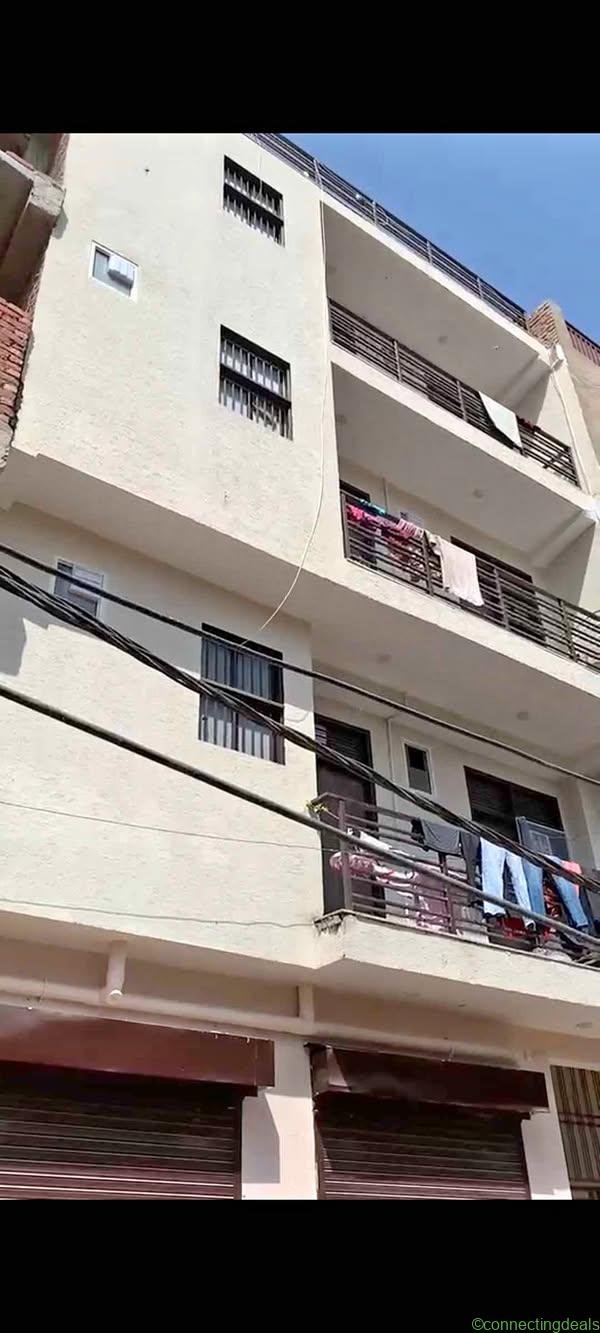 12 Beds 12 Baths – House