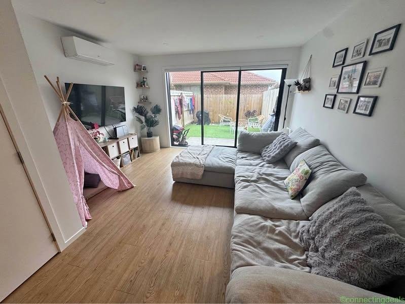 2 bed 2 bathroom 3 Y/O house in unit