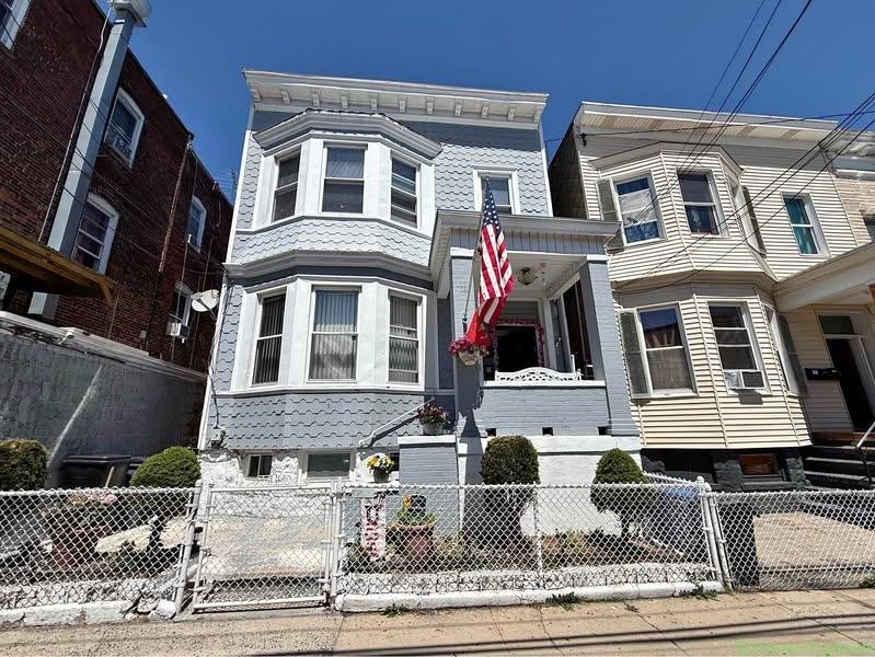 2 Beds 1 Bath – Apartment