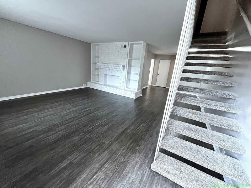 2 Beds 1 Bath – Townhouse