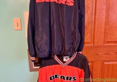 2 CHICAGO BEARS PULLOVERS in Chicago