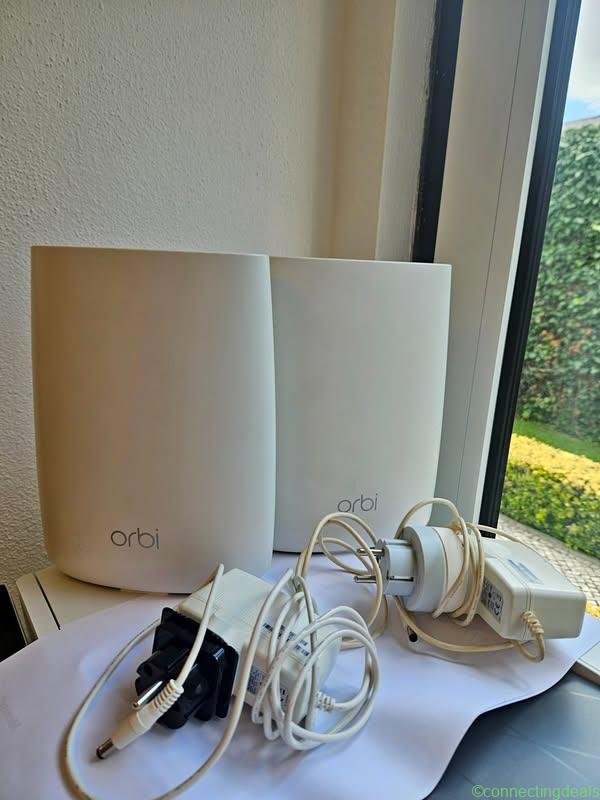 2 Routers WiFi Mesh Netgear Orbi RBR50