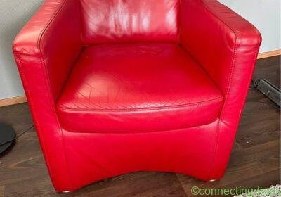 Free ad: 2 zwaar leren rode stoelen in Amsterdam. 2 zwaar leren rode stoelen in Amsterdam