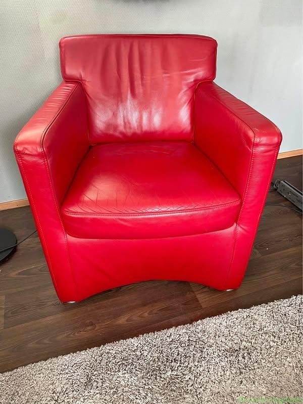 2 zwaar leren rode stoelen