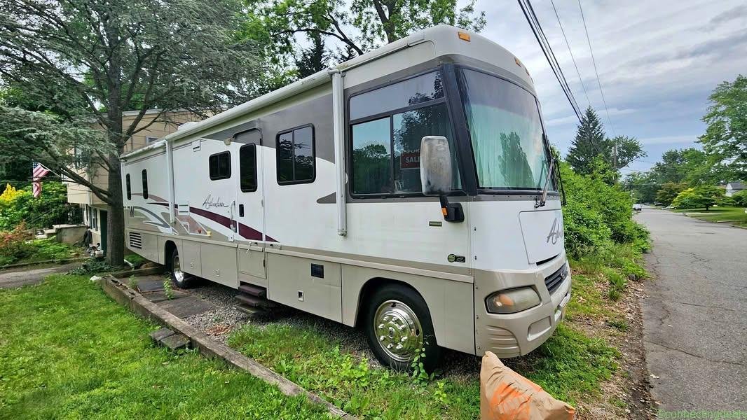 2004 Winnebago Adventurer
