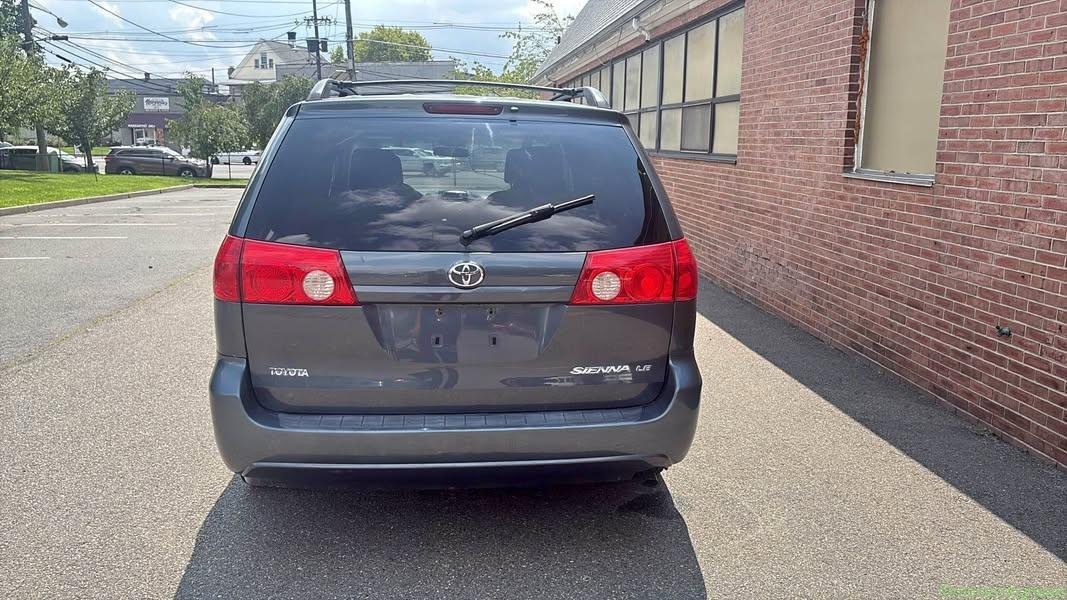 2010 Toyota Sienna LE Minivan