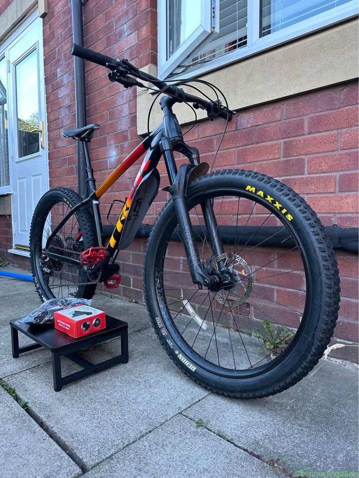 2021 Trek Roscoe 8 Black / Red / Orange Mtb
