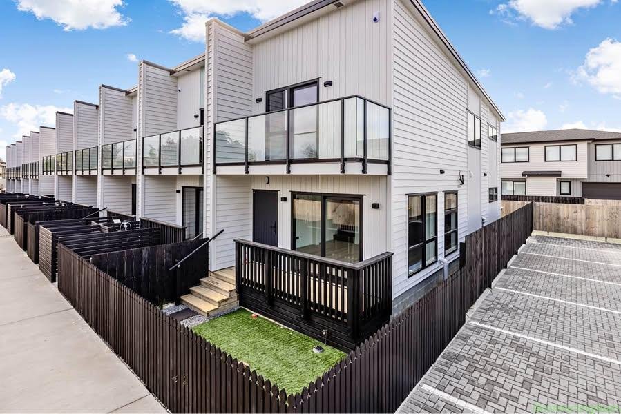3 bedrooms with 2.5 bathrooms townhouse in
