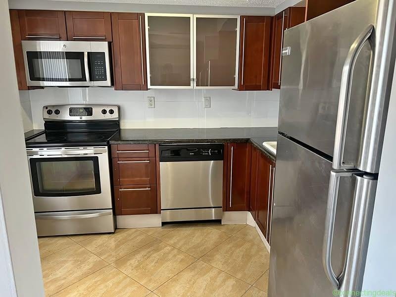 3 Beds 2 Baths – Apartment