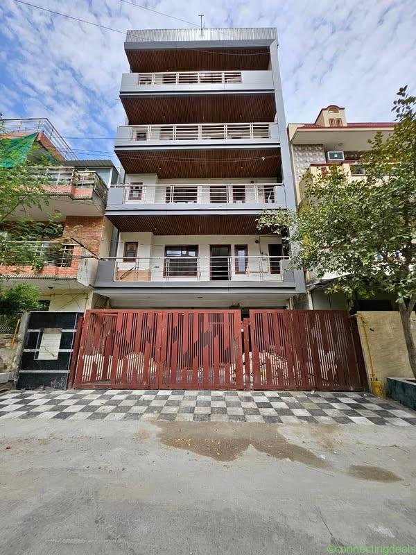 3 beds 3 bathrooms – Flat