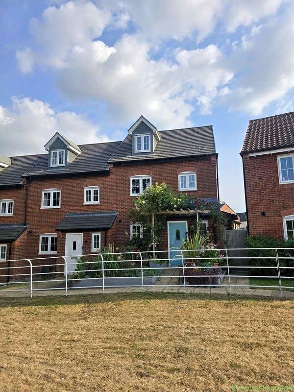 3 beds 3 bathrooms – Townhouse