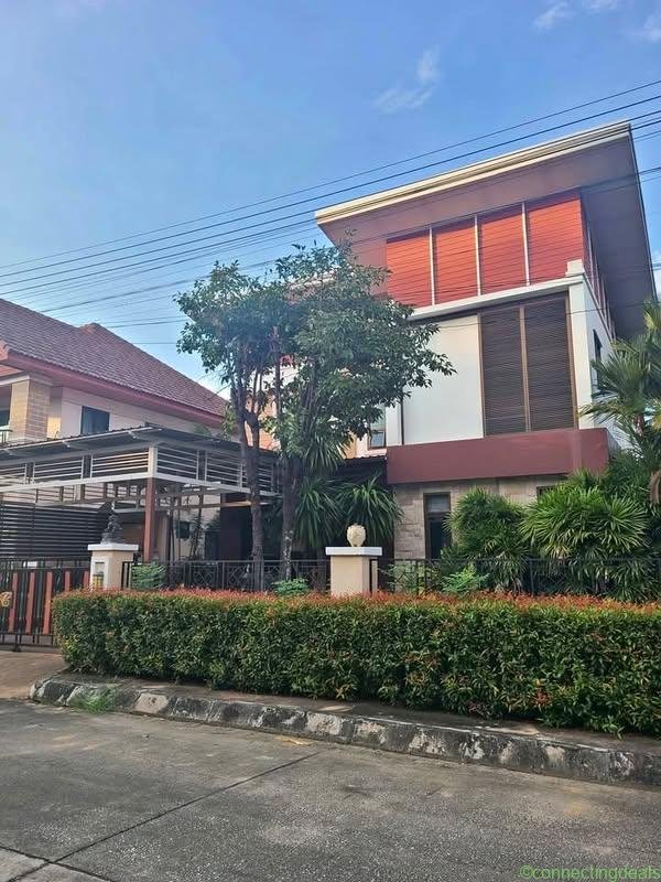3 beds 3 baths House