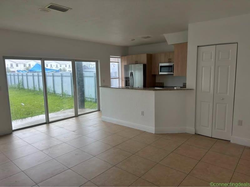 3 Beds 3 Baths – Townhouse