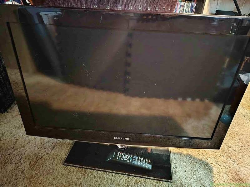 32 inch Samsung HD TV (no smart features)