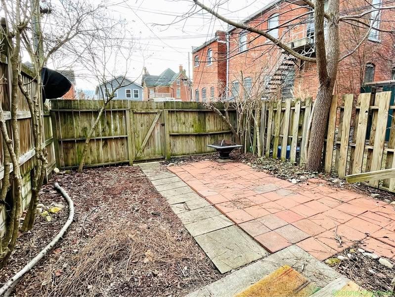 4 Beds 1 Bath – Townhouse