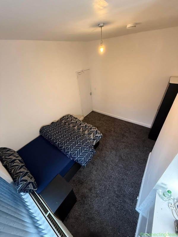 4 beds 1 bathroom – House