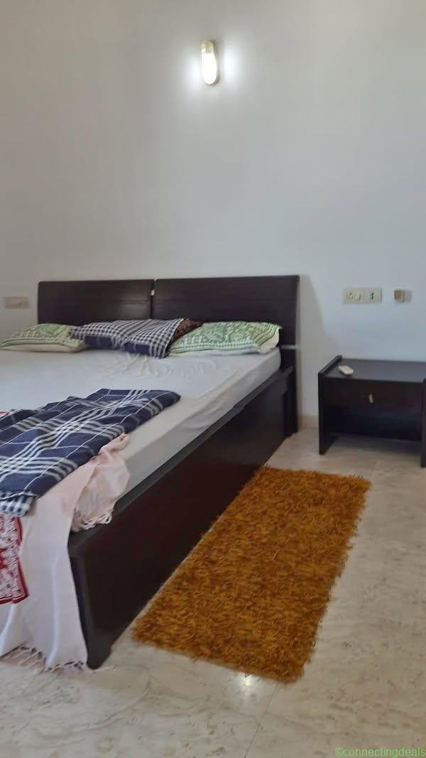 4 beds 4 baths Flat
