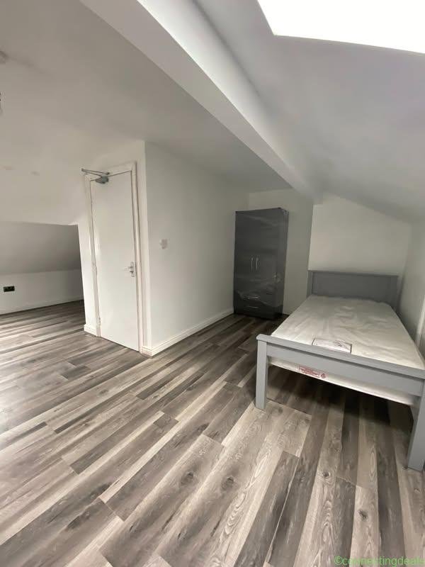 6 beds 2 baths House