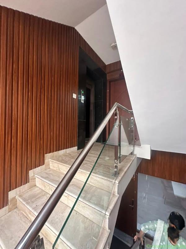 9 beds 10 baths House