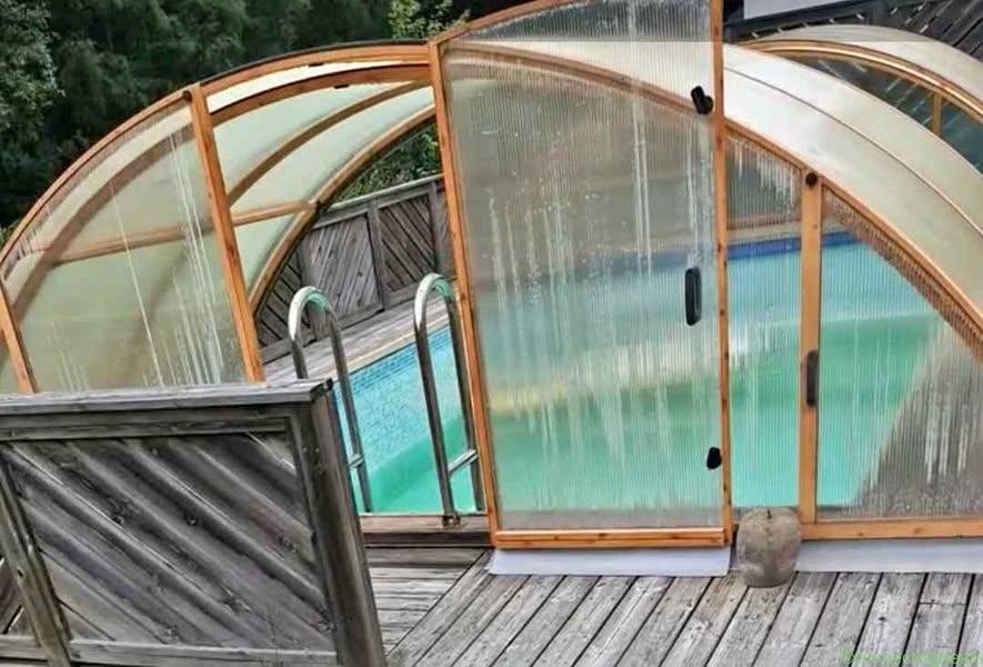 Äldre pooltak säljes – hämtas senast fredag