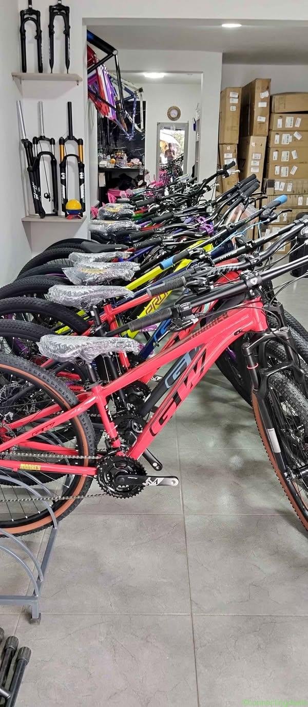 Almacén y taller ciclo Niquía. Bicicletas nuevas