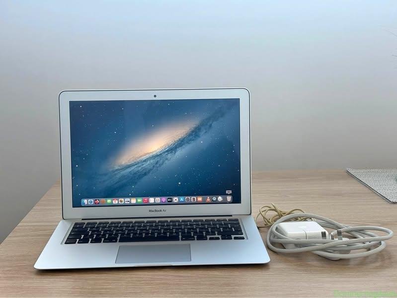 Apple MacBook Air 13-inch (Early 2015)