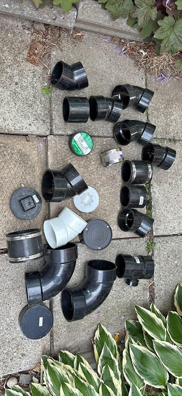 Assorted Drain Plumbing Fittings / Plomberie