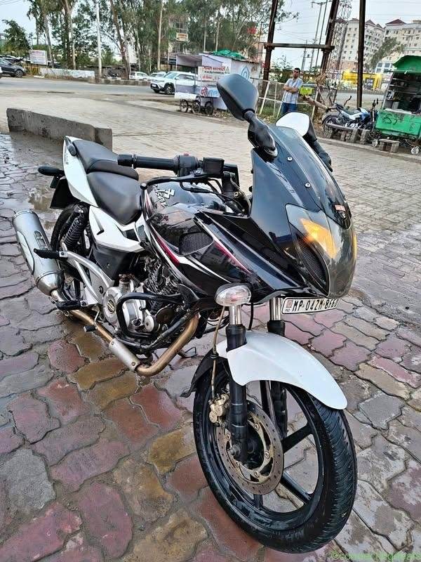 BAJAJ PULSAR 220