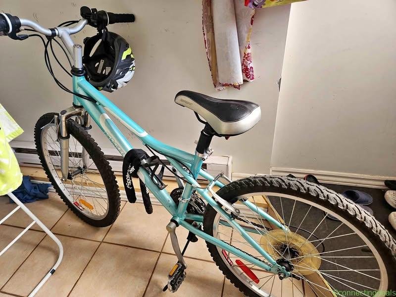 Bicycle 24in with helmet and lock