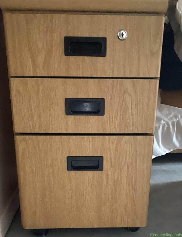 chair & pedastal