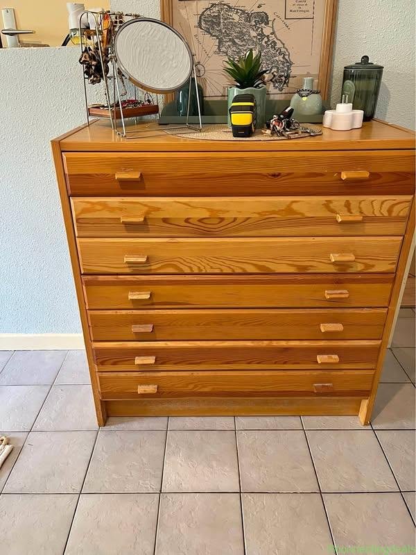 Commode pin