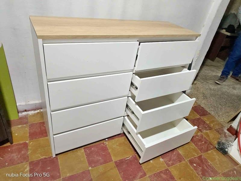 Cómoda de 8 minimalista