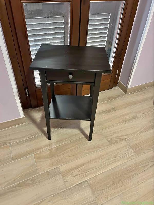 Comodino in legno nero