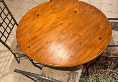 Dining set - Maple wood round table and 4 chairs in Chicago