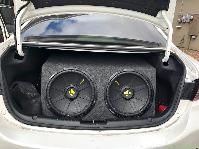 Dual 12” Kicker CompC loaded box + DS18 amplifier